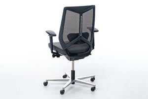 Die gepolsterte Lordosenstütze stützt den Rücken besonders gut Die gepolsterte Lordosenstütze stützt den Rücken besonders gut